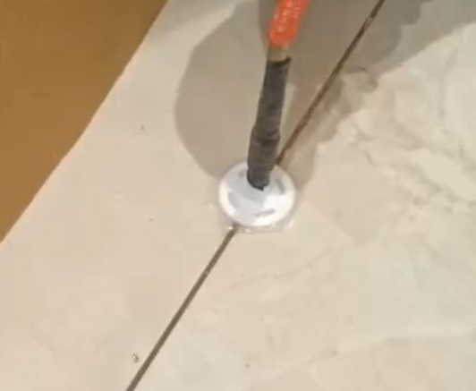 烟台市瓷砖空鼓维修公司专业解答瓷砖在铺贴过程中，如果没有涂抹均匀到位的粘结材料（如水泥砂浆或瓷砖胶），可能会导致以下问题