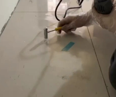 烟台市瓷砖开裂维修公司专业分享瓷砖在铺贴前如果没有沥干水分，将会导致以下问题