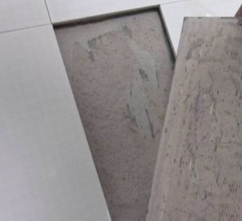 烟台市瓷砖空鼓维修公司分享瓷砖铺贴时如果打浆（即涂抹在瓷砖背面和基层上的砂浆或瓷砖胶）过少，会带来以下问题